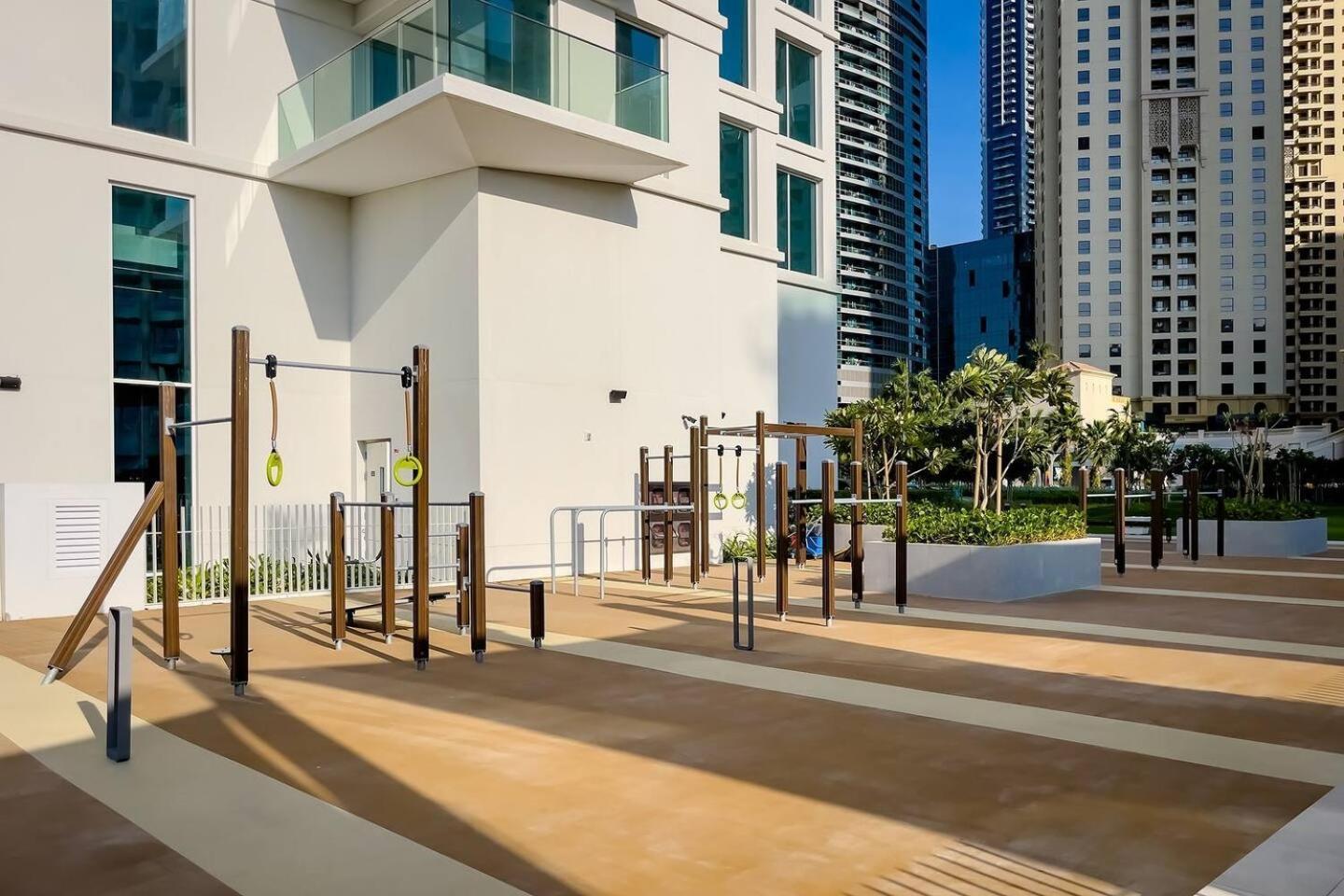 La Vie, Jbr